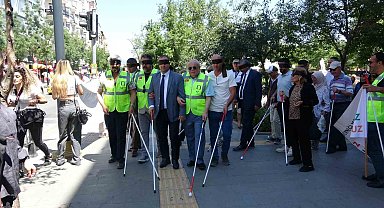Görme engelliler için yürüyen mimarlar, şehirleri empatiyle tasarlayacak