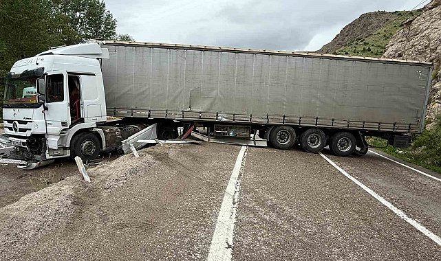 Gümüşhane-Bayburt karayolunda tır kazası sonucu ulaşım tek şeritten kapandı
