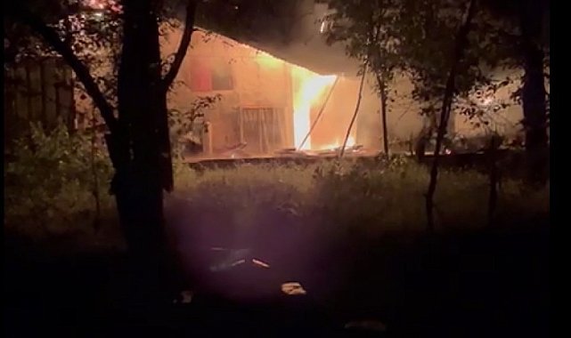 Gümüşhane'de çıkan yangında iki ev ve bir ahır kullanılamaz hale geldi