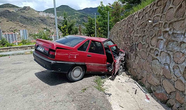 Gümüşhane'de otomobil duvara çarptı: 2 yaralı
