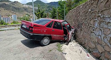 Gümüşhane'de otomobil duvara çarptı: 2 yaralı