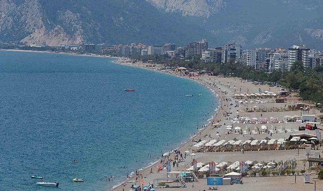 Güneşi gören Antalyalılar Konyaaltı Sahili'ni doldurdu