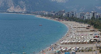 Güneşi gören Antalyalılar Konyaaltı Sahili'ni doldurdu