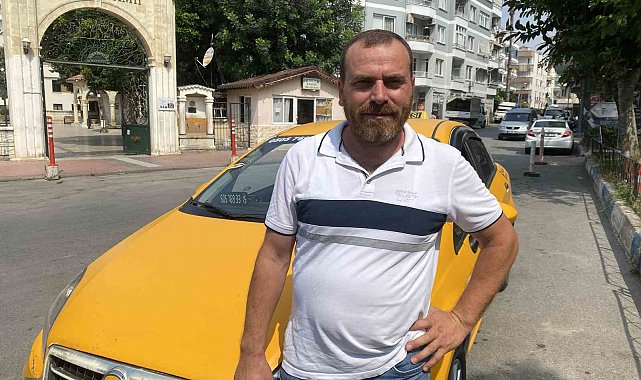 Günün kahramanı taksici: Caddeyi geçip insanların üzerine giden otomobili durdurdu