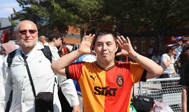 Hacdan dönen dedesini ve ninesini 'Icardi'nin hareketiyle karşıladı