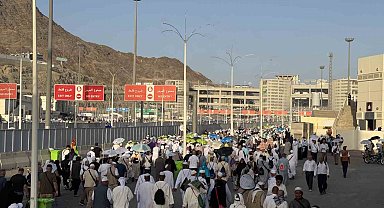 Hacılar şeytan taşlamayı bitirdi, huzurla memleketlerine dönüşler başladı