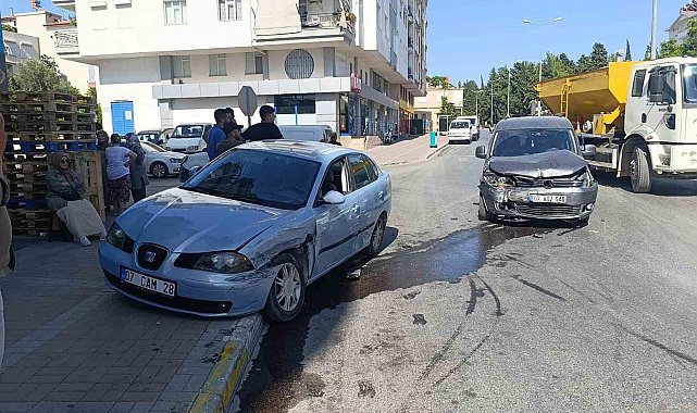 Hafif ticari araç ile otomobil çarpıştı: 1 yaralı