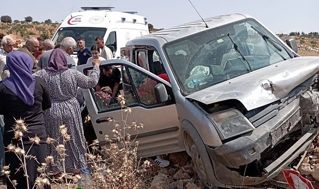 Hafif ticari araç kontrolden çıktı: 2 yaralı
