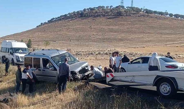 Hafif ticari araç savruldu, sürücüsü yaralandı