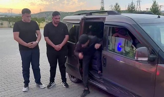 Hafif ticari aracın içinden 14 düzensiz göçmen çıktı