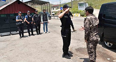 Hakkari Emniyet Müdürü Yılmaz, Yüksekova'da polislerle bir araya gelerek bayramlarını kutladı