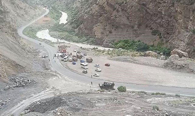 Hakkari'de midibüs devrildi, 6 asker yaralandı