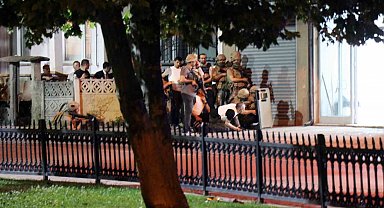 Hakkında yakalama kararı olan şahıs polise ateş açıp dükkana saklandı: Yaralı halde 6 saat direndi