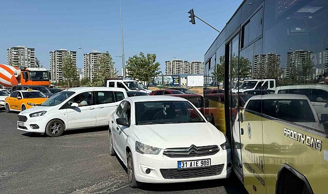 Halk otobüsü ile otomobilin çarpıştığı maddi hasarlı kazada trafik felç oldu