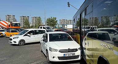 Halk otobüsü ile otomobilin çarpıştığı maddi hasarlı kazada trafik felç oldu