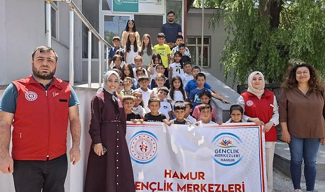 Hamur'da öğrencilere sinema sürprizi