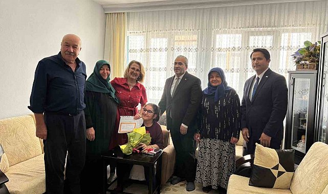 Hastalığı sebebiyle okula gidemedi, evde eğitimle mezun oldu