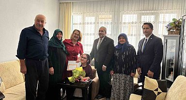 Hastalığı sebebiyle okula gidemedi, evde eğitimle mezun oldu