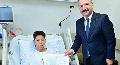 Hastanede tedavi gören öğrencilere karnelerini Vali Aksoy dağıttı