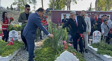 Hatay'da bayram arefesinde depremlerde ölenlerin mezarları ziyaret edildi