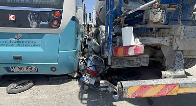 Hatay'da minibüs ile beton mikseri arasında kalan motosikletli yaralandı