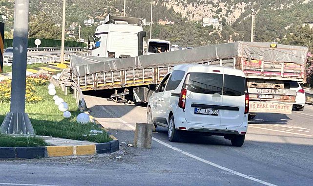 Hatay'da seyir halindeki tırın dorsesi çıktı