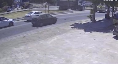 Havada metrelerce uçan otomobil 2 araca çarparak durabildi: O anlar kamerada