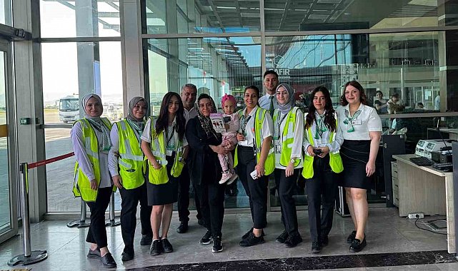 Havalimanı çalışanlarından kanser hastası Cennet'e doğum günü sürprizi