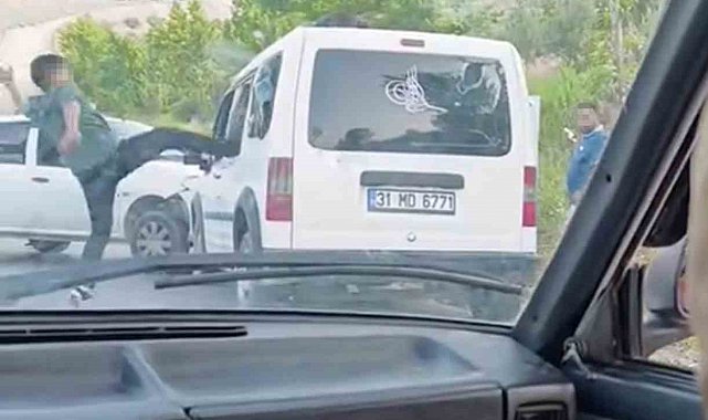 Hayrete düşüren görüntü: Kaza yaptıkları araçtakilere korku dolu anlar yaşattılar