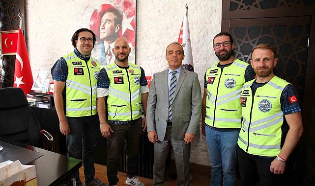 Hazırladıkları sosyal sorumluluk projelerini Emniyet Müdürü Erol'a sundular