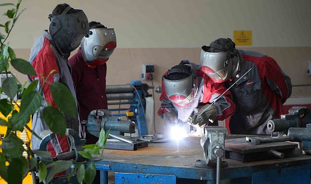 Hem okuyorlar hem de geleceğe hazırlanıyorlar: Okulda meslek öğrenen liseliler kolunda altın bilezikle mezun oluyor