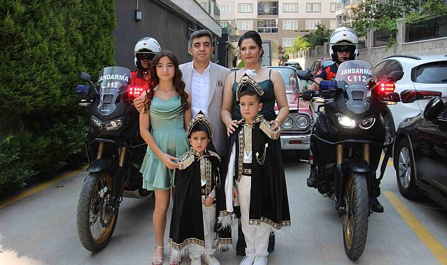 Hem teşkilat gururunu hem baba sevincini bir arada yaşadı