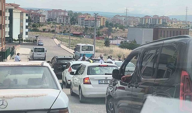 Hem trafiği tehlikeye attılar hem de sınavdaki adayların dikkatini dağıttılar