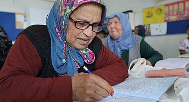 Hepsi torun sahibi: Adanalı ninelerin okuma azmi