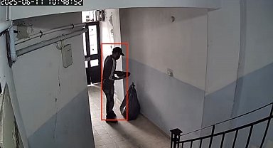 Hırsız ayakkabıları büyük siyah poşete doldurup kaçtı