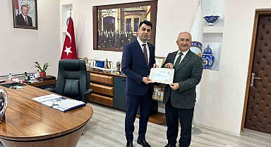 Hisarcık Kaymakamı Bahar'dan milli eğitim çalışanlarına başarı belgesi