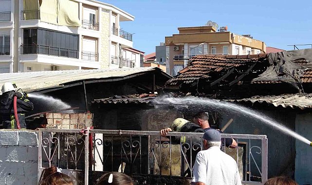 Hurda malzemelerden çıkan yangın 2 gecekonduyu küle döndürdü