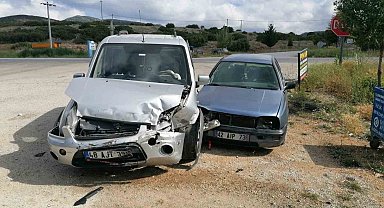 Hüyük'te otomobil ile hafif ticari araç çarpıştı: 2 yaralı