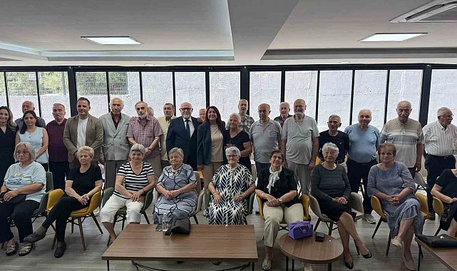 Huzurevi sakinlerine bayram ziyareti