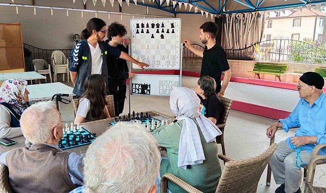 Huzurevi sakinlerini satrançla buluşturdular