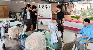 Huzurevi sakinlerini satrançla buluşturdular