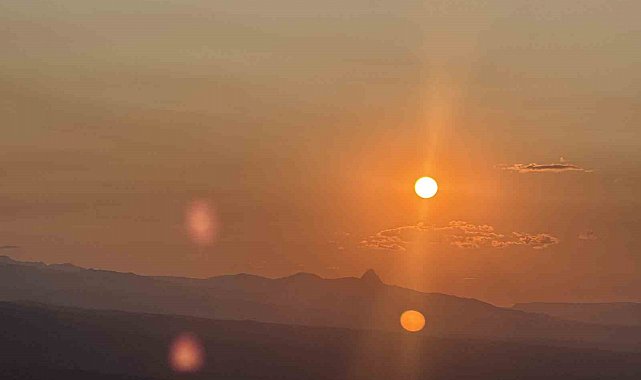 Iğdır'da Tekelti Dağı'nda gün batımı görsel şölen oluşturdu
