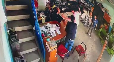 İki esnafın kavgasında çekiçli saldırı kamerada