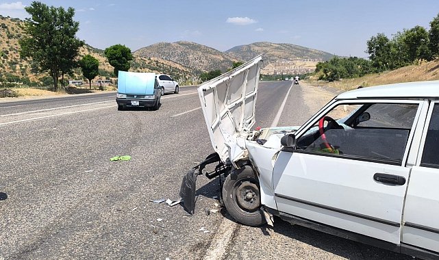 İki otomobil çarpıştı: 2 yaralı