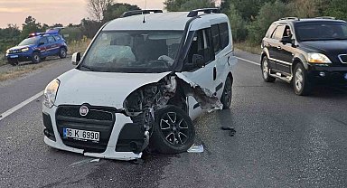 İki otomobil kafa kafaya çarpıştı: 3 yaralı