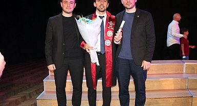 İkiz doktorların kardeşi de doktor oldu