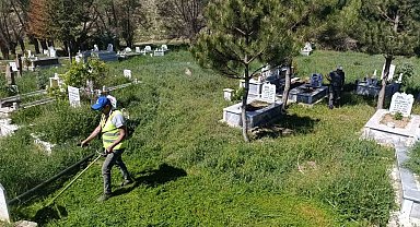 İl Özel İdaresi ekipleri mezarlıklarda bayram temizliği başlattı