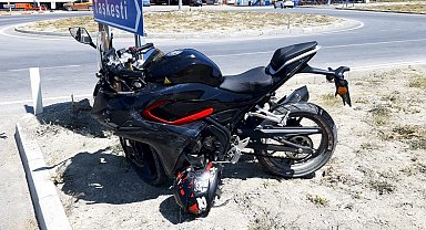 İlçe girişindeki kavşakta motosikletle otomobil çarpıştı: 2 yaralı