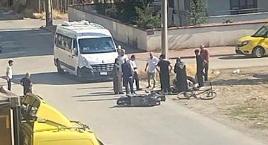 İnegöl'de servis minibüsüyle çarpışan motosikletli yaralandı