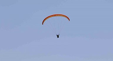 İnönü'de paraşütlerle atlayanlardan görsel şölen